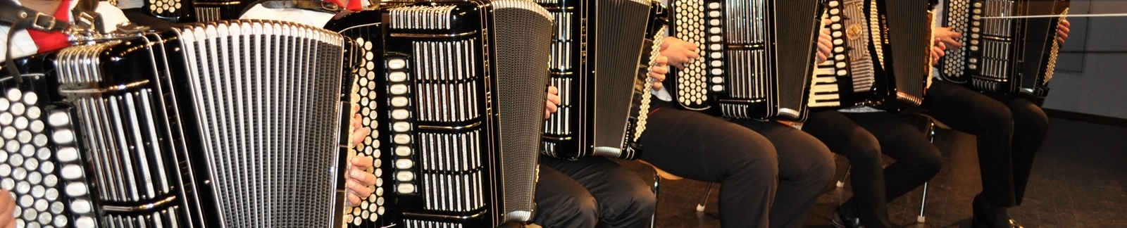 Musikerinnen und Musiker mit Akkordeons